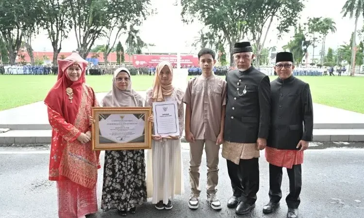 Gubernur Sumbar Mahyeldi bersama keluarga Almarhum Haryanto, polisi kehutanan (Polhut) yang gugur saat bertugas di Pesisir Selatan (Foto: dok. Biro Adpmi Sumbar)