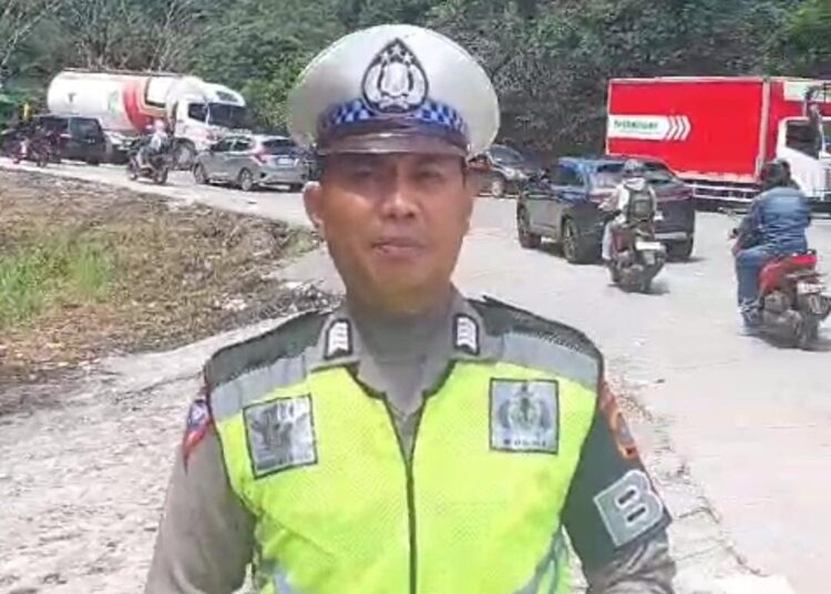 Satlantas Polresta Padang saat mengurai kemacetan di Sitinjau Lauik, Sabtu (15/6).
