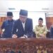 Wako Bukittinggi Erman Safar menandatangani Persetujuan Ranperda Inisiatif DPRD Tentang Ketentraman dan Ketertiban Umum serta Penyelenggaraan Kota Layak Anak.