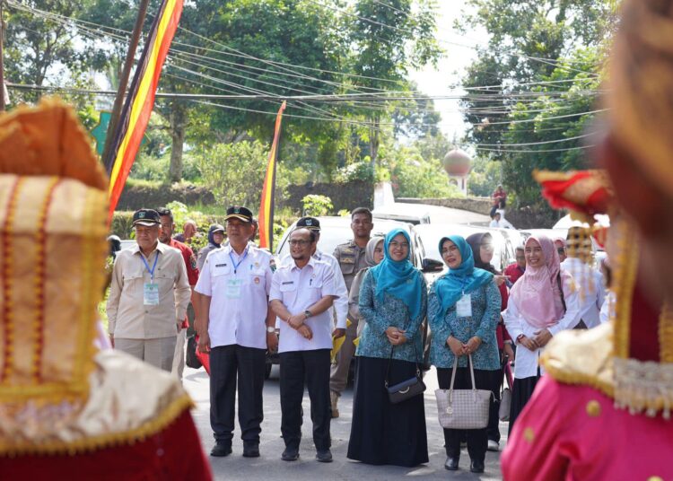 Plh Wali Kota Padang Panjang, Winarno mendampingi Kepala Dinas Pemberdayaan Masyarakat dan Desa Sumbar, Amasrul saat melakukan validasi dan verifikasi ke Kelurahan Koto Panjang.