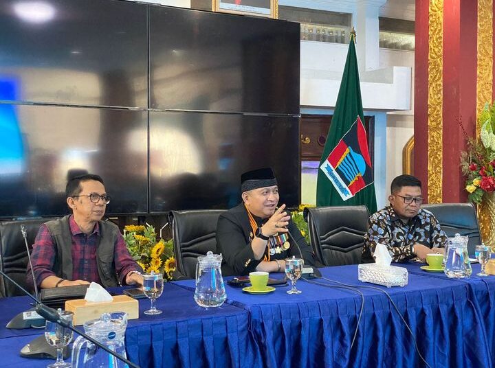 Pj Wali Kota Padang, Andree Algamar menggelar rapat bersama OPD pada Sabtu, 1 Juni 2024.