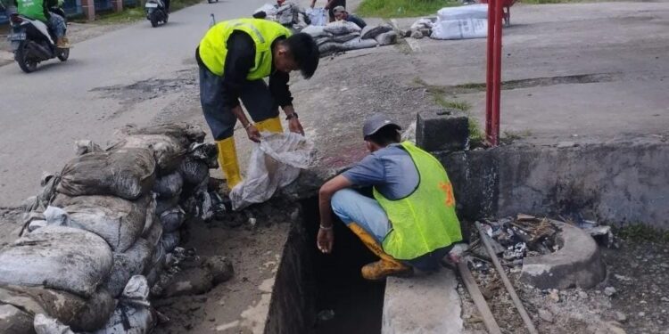 Proses pengerukan sedimen di drainase di Kota Padang.