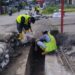 Proses pengerukan sedimen di drainase di Kota Padang.