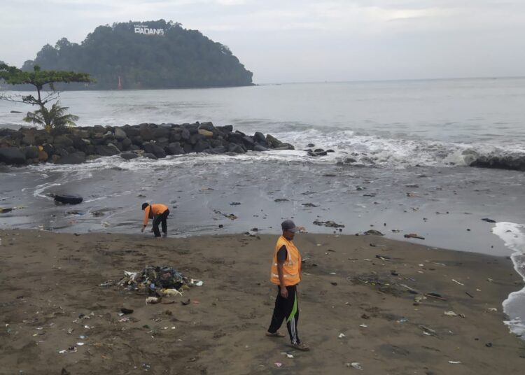 Petugas DLH melakukan pembersihan di Pantai Padang (foto: Diskominfo Padang)