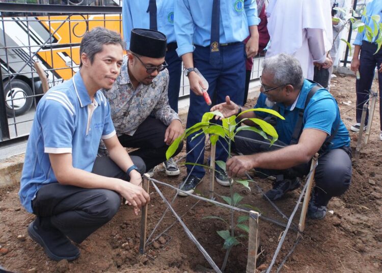 Penanaman ratusan pohon di 30 sekolah oleh Pemko Padang Panjang (foto: Diskominfo Kota Padang Panjang)