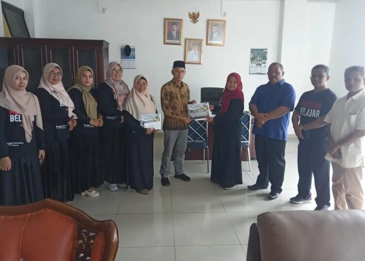 Dinas Pendidikan dan Kebudayaan (Disdikbud) Kota Padang Panjang salurkan bantuan Peduli Bencana untuk siswa TK, SD dan SMP terdampak banjir bandang, Jumat (14/6/2024).