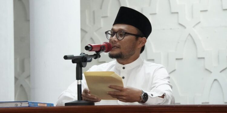 Pelaksana Harian (Plh) Wali Kota Padang Panjang, Dr. Winarno, M.E saat menyampaikan sambutan pada Salat Idul Adha 1445 H.