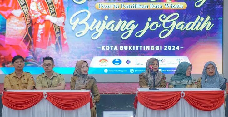 Seleksi awal pemilihan Duta Wisata Bujang jo Gading Bukittinggi.