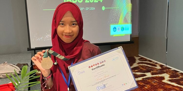 Aqsha Arasy berhasil meraih medali perunggu pada International Applied Biology Olympiad (IABO) yang digelar di Denpasar, Bali, 19-23 Juni 2024. 