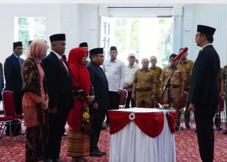 Wali Kota Bukittinggi Erman Safar melantik 81 pejabat pada Selasa, 2 Januari 2024.