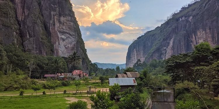 Wisata Lembah Harau di Kabupaten Limapuluh Kota, Sumbar (foto: Istimewa)