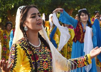 Perempuan Tajikistan mengenakan pakaian tradisional. Foto: Int