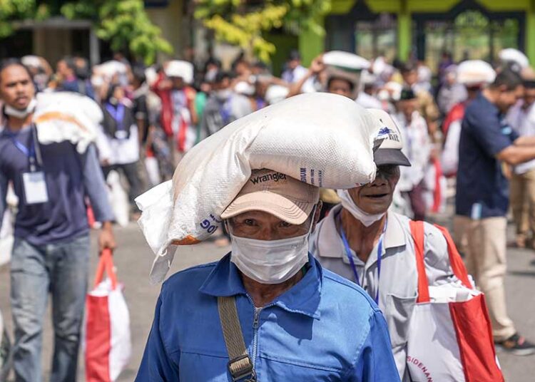 Warga menerima bansos. Foto: ANTARA/Idhad Zakaria