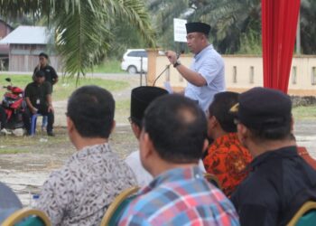 Bupati Dharmasraya, Sutan Riska Tuanku kerajaan menyerahkan hewan kurban terdiri dari 22 ekor sapi dan 1 ekor kambing di Pasar Ternak Gunung Medan, pada Sabtu, 15 Juni 2024.