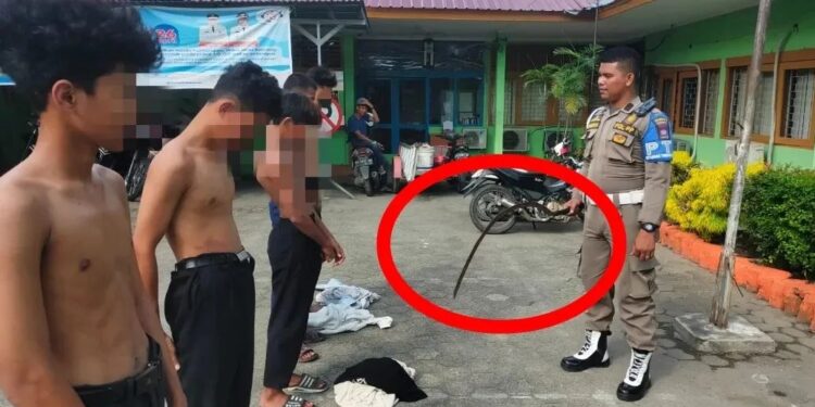 Sejumlah pelajar SMP diamankan ke Mako Satpol PP Padang, Jumat (7/6).