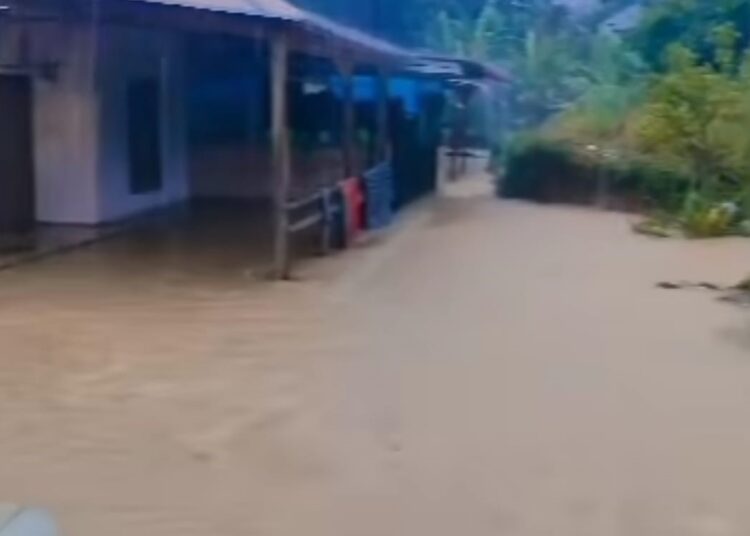 Banjir di Perumahan Kandis Asri Kelurahan Balai Gadang Kecamatan Koto Tangah, Kamis (20/6).