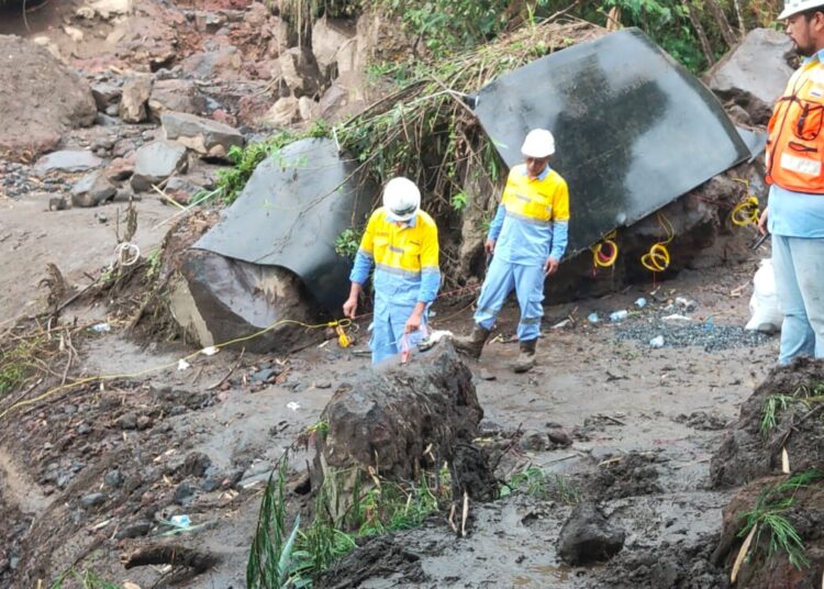 Proses peledakan sisa material banjir bandan Gunung Marapi di Sungai Pua pada Jumat, 31 Mei 2024 (foto: Info Publik)