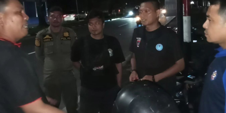 Tim Gabungan Pemko Padang melakukan pengawasan terhadap warga yang buang sampah sembarangan.