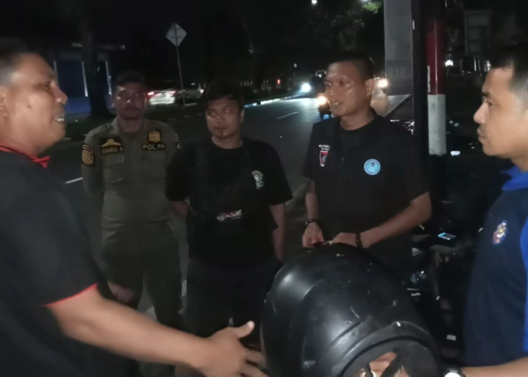 Tim Gabungan Pemko Padang melakukan pengawasan terhadap warga yang buang sampah sembarangan.