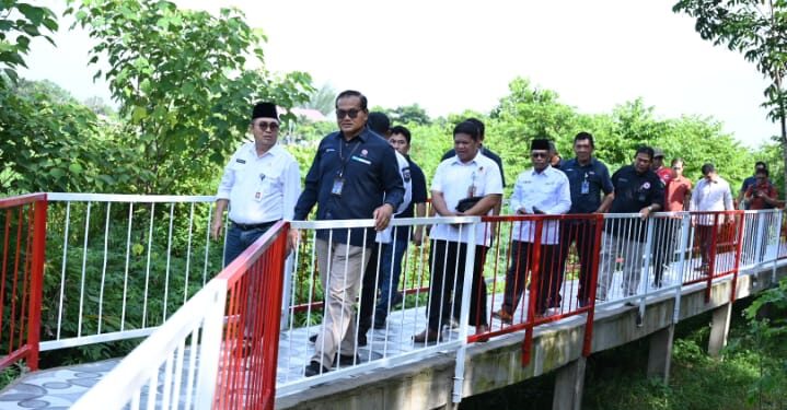 Kepala Departemen Komunikasi & Hukum Perusahaan PT Semen Padang Iskandar Z Lubis bersama Asisten Administrasi Umum Pemko Dumai meninjau Jembatan Jogging Track di Taman Bukit Gelanggang Kota Dumai, Rabu (5/6/2024).