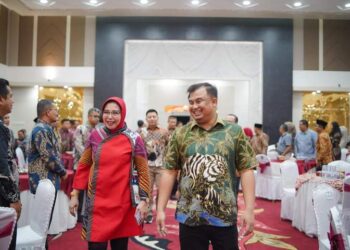 Bupati Dharmasraya, Sutan Riska Tuanku Kerajaan Bersama Kajari Ariani Juliastuty saat acara pisah sambut Kajari Dharmaraya.