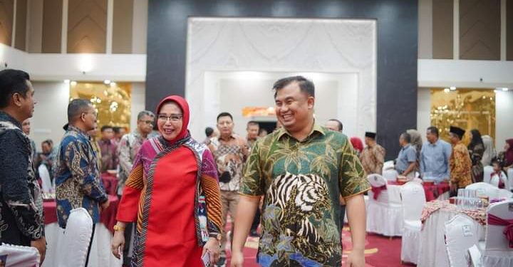 Bupati Dharmasraya, Sutan Riska Tuanku Kerajaan Bersama Kajari Ariani Juliastuty saat acara pisah sambut Kajari Dharmaraya.