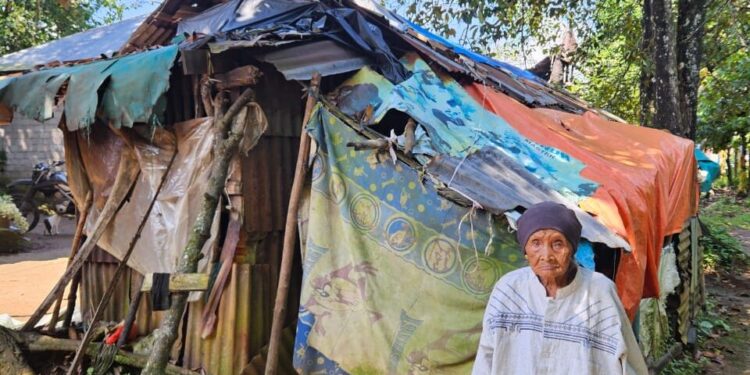 Ilustrasi. Foto: Nenek Nurbaina di Kabupaten Limapuluh Kota Sumatera Barat tinggal di rumah tak layak huni.