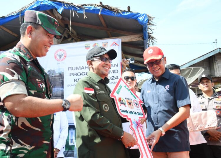 Penyerahan rumah bantuan melalui Program TNI Manunggal Membangun Desa.