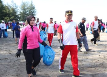 Kapolres Pasaman Barat AKBP Agung Tribawanto ikut aksi bersih-bersih sampah di Pantai Muaro Sasak Kecamatan Sasak Ranah Pasisie, Sabtu (15/6/2024).