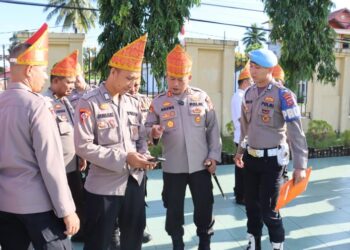 Kapolres Pasaman Barat AKBP Agung Tribawanto memeriksa HP personel, Rabu (19/6).