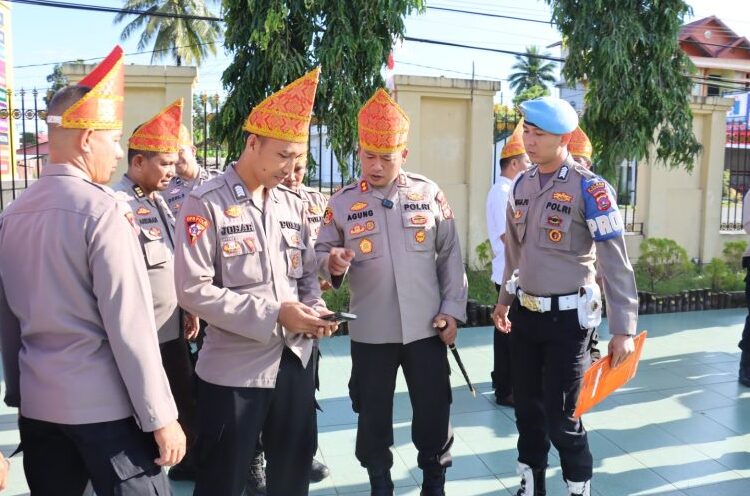 Kapolres Pasaman Barat AKBP Agung Tribawanto memeriksa HP personel, Rabu (19/6).