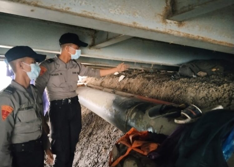 Penemuan mayat wanita di kolong jembatan Masjid Baiturrahmah, Kota Padang.