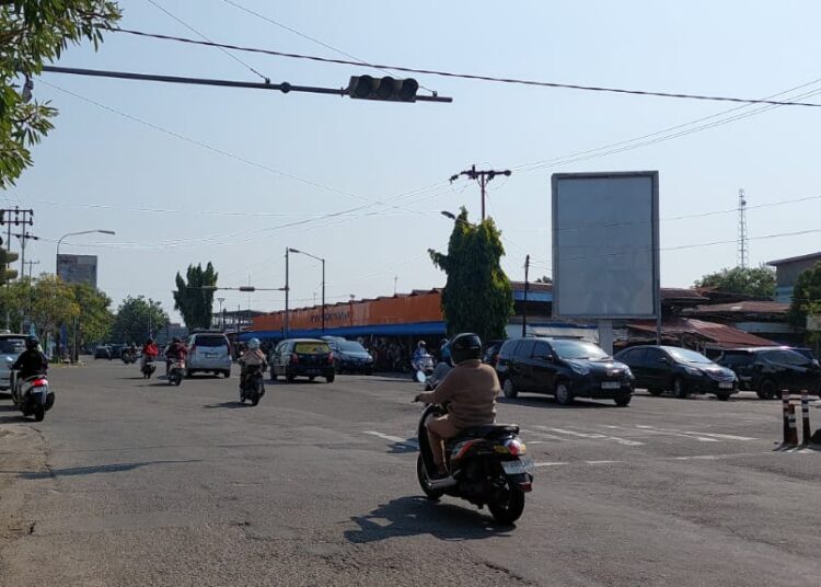 Lampu lalu lintas di Simpang Haru, Kota Padang sudah tiga hari mati.