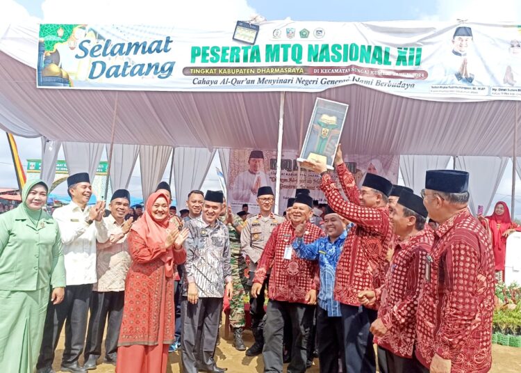 Sekda Dharmasraya, Adlisman menyerahkan piala bergilir juara umum MTQN Tingkat Kabupaten Dharmasraya ke Kafilah Kecamatan Sungai Rumbai.
