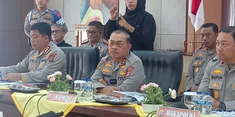 Kapolda Sumbar Irjen Suhartoyo menyampaikan keterangan, Minggu (30/6).