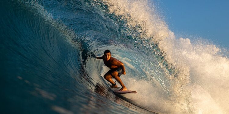 Surfing di Kepulauan Mentawai (foto: Media PI/pariwisataindonesia)