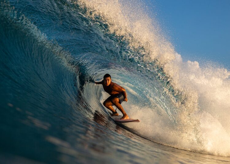 Surfing di Kepulauan Mentawai (foto: Media PI/pariwisataindonesia)