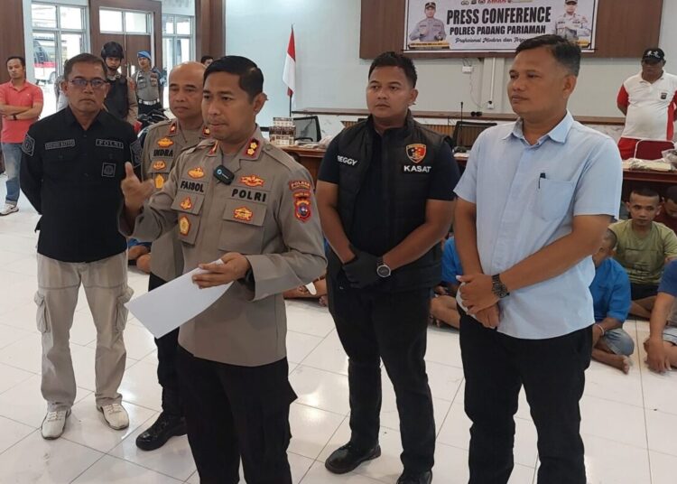 Kapolres Padang Pariaman AKBP Ahmad Faisol Amir saat menyampaikan keterangan, Sabtu (29/6).