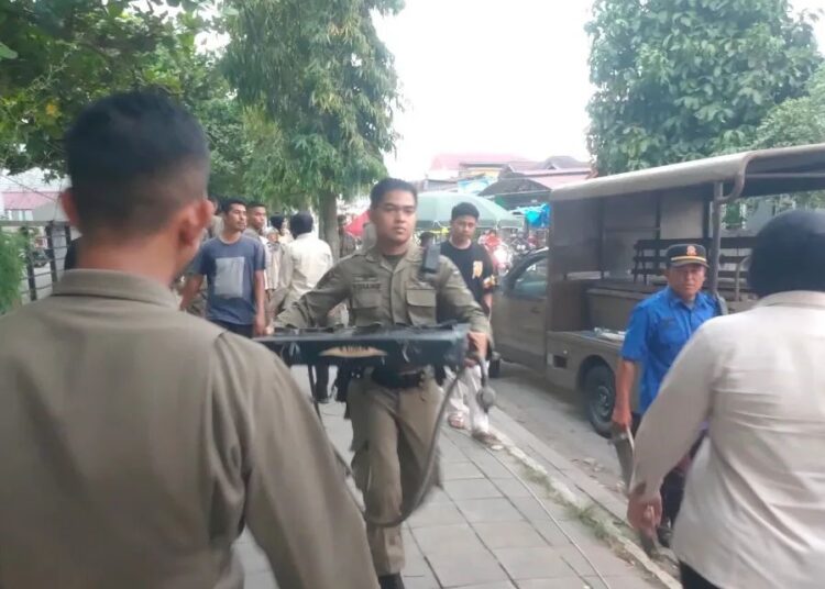 Petgas Satpol PP Padang mengamankan sejumlah barang PKL yang berjualan di trotoar dan bahu jalan di Nanggalo, Kamis (27/6).