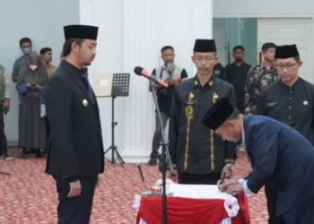 Erman Safar saat memimpin pelantikan 64 pejabat baru di lingkungan Pemerintah Kota Bukittinggi