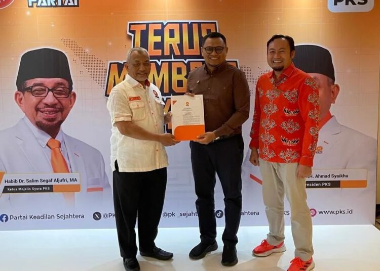 Presiden PKS, Ahmad Syaikhu menyerahkan SK Bakal Calon Wali Kota Padang ke Muhammad Iqbal. Ist
