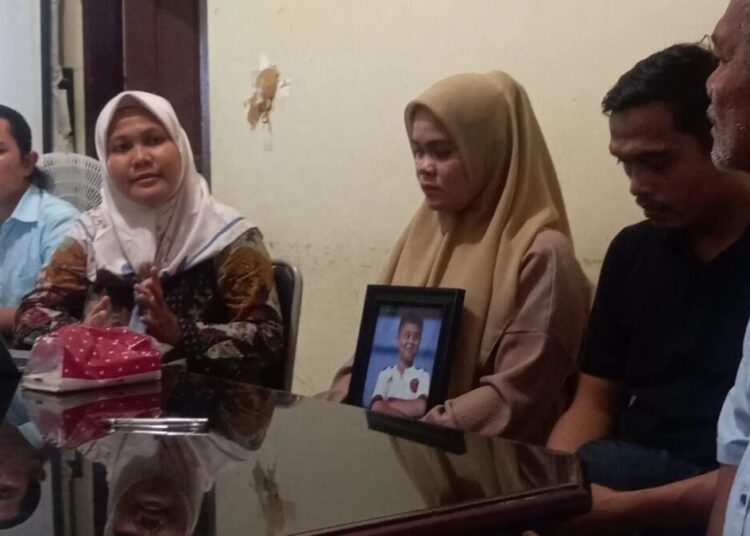 Direktur LBH Padang, Indira Suryani bersama orang tua AM saat Konfrensi Pers, Kamis (20/6).