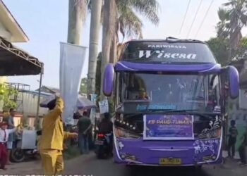 Tangkapan layar video viral guru hadang bus klakson telolet.