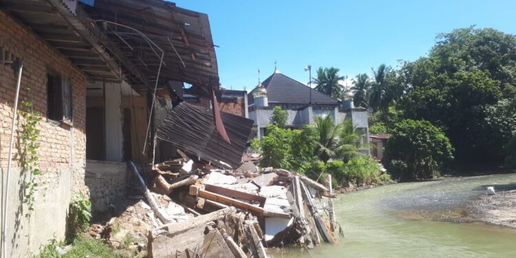 Rumah warga di Padang Pariaman ambruk akibat derasnya arus sungai