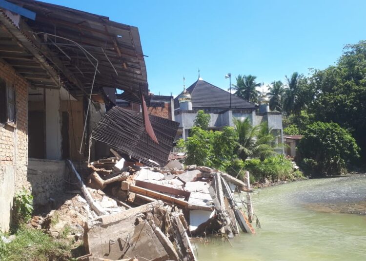 Rumah warga di Padang Pariaman ambruk akibat derasnya arus sungai