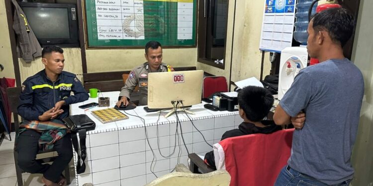 Korban didampingi keluarga melapor ke Polsek Bayang.