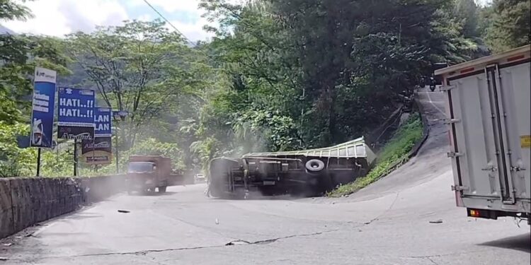 Kecelakaan truk di Sitinjau Lauik Padang