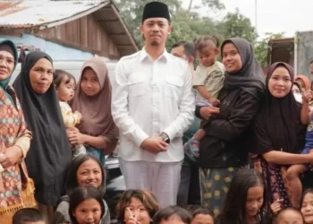 Wali Kota Bukittinggi Erman Safar bersama warga