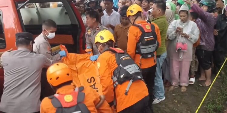 Penemuan mayat wanita di depan masjid Baiturrahmah Padang