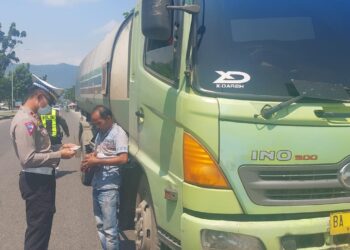 Petugas di Padang patroli pengendara truk yang menggunakan SIM palsu